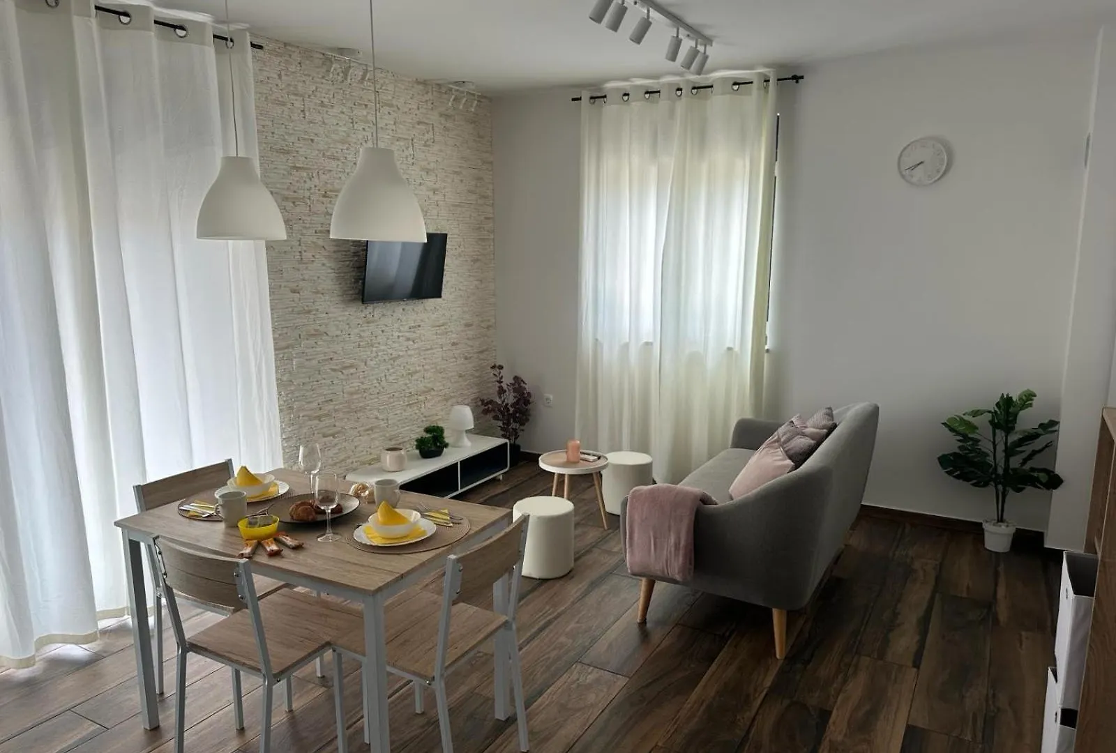 Apartments Harmony Hills Pula 0*,